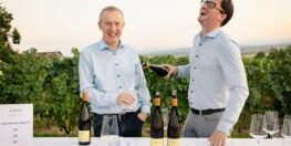 Franz Leth sen. und Franz Leth jun präsentieren ihre Weine bei einer Verkostung im Weingarten