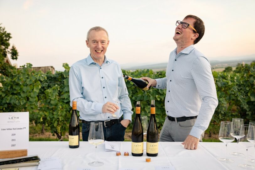 Franz Leth sen. und Franz Leth jun präsentieren ihre Weine bei einer Verkostung im Weingarten